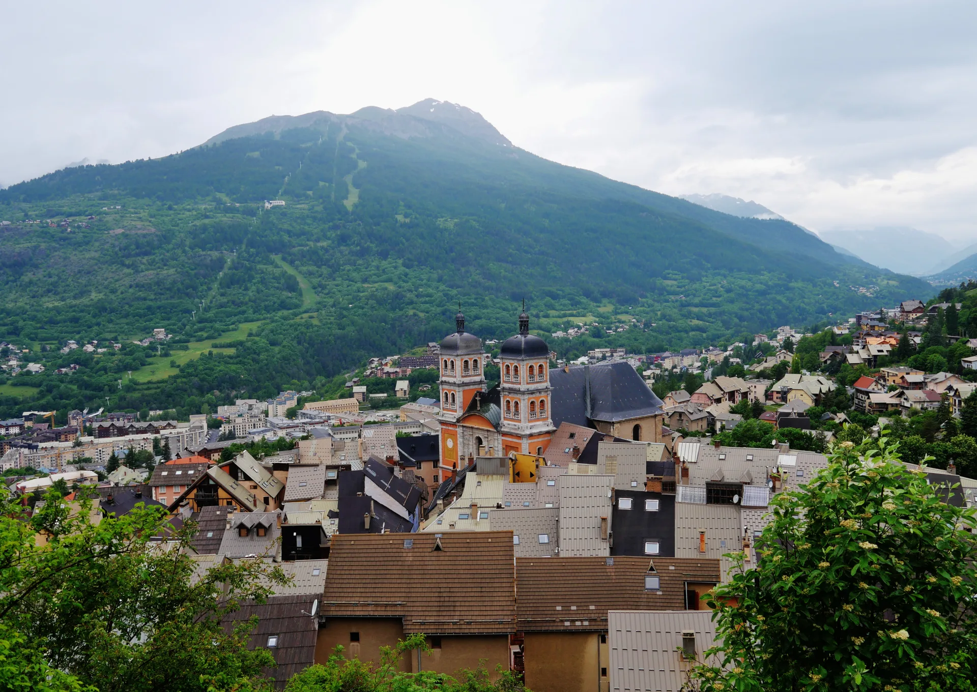 La cité Vauban de Briançon vue depuis le fort du Château, adossée aux sommets du Briançonnais